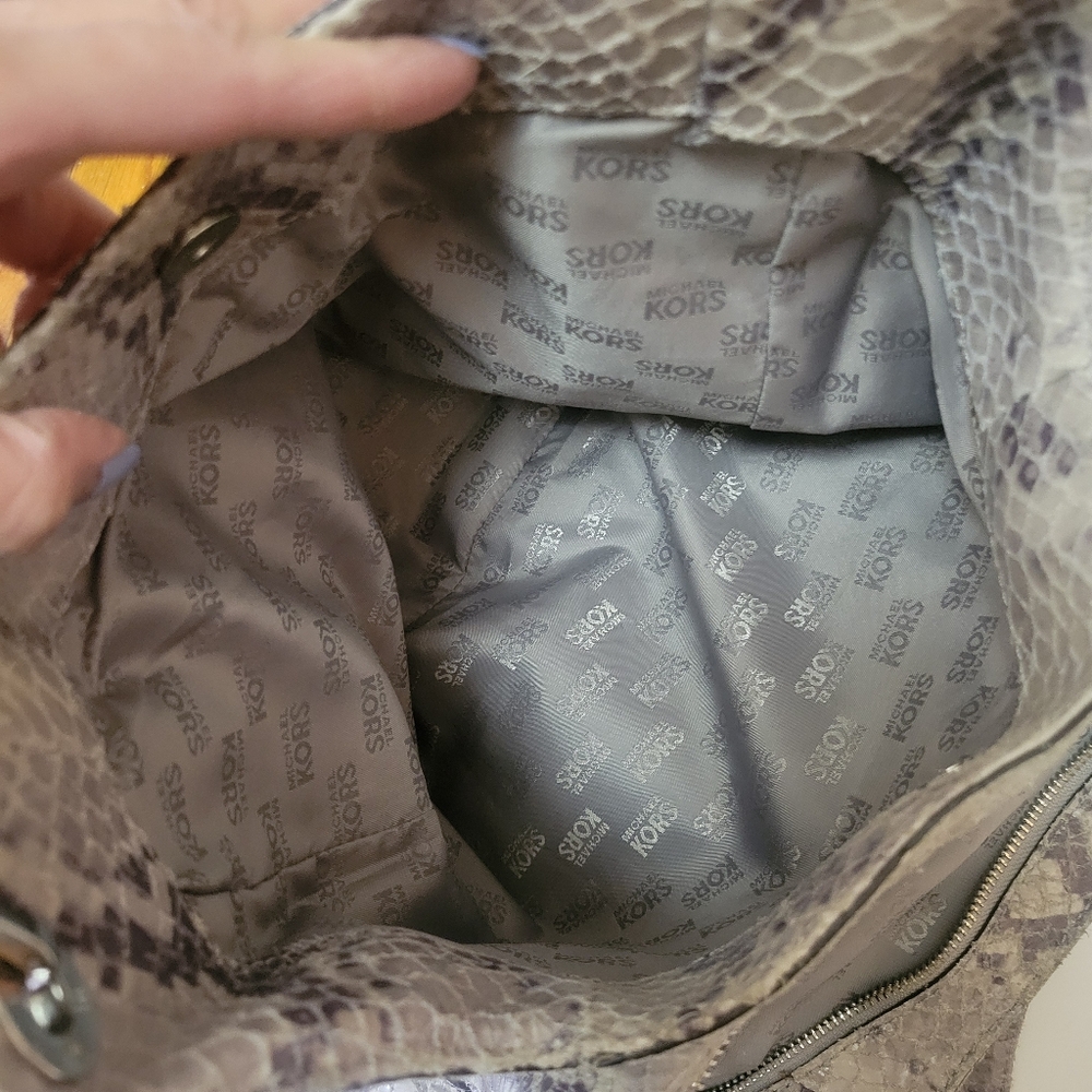 Michael Kors Lillie Large Snakeskin Slouchy Hobo Bag Like New Everyday Luxury - Picture 9 of 11